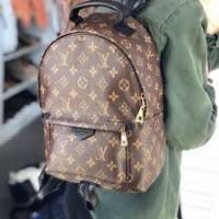 Одяг та аксесуари